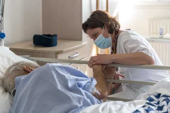 A doctor takes care of a patient in the palliative care unit of the Rives-de-Seine hospital center, in Puteaux (Hauts-de-Seine).