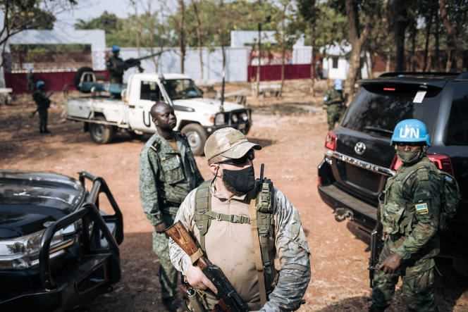 A Russian private soldier (foreground), a member of President Archange Touadéra's guard (behind) and a soldier from the United Nations Mission in the Central African Republic (right), in Bangui in December 2020.