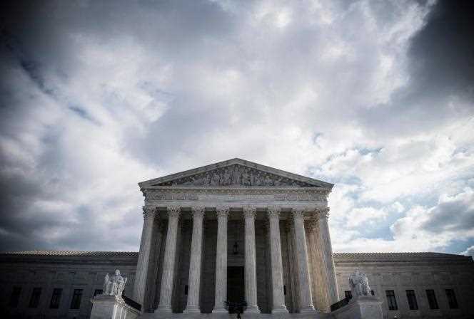The Supreme Court is currently dominated by the conservative camp, with six magistrates - including three appointed by former Republican President Donald Trump - against three for the Democratic camp.