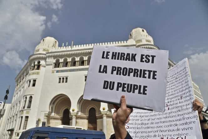 Demonstration in front of the large post office in Algiers, April 2, 2021.