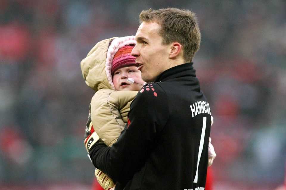 Robert Enke with his daughter with heart disease in his arms in the stadium of his club Hannover 96. Lara died in 2006 at the age of two of a congenital heart defect.