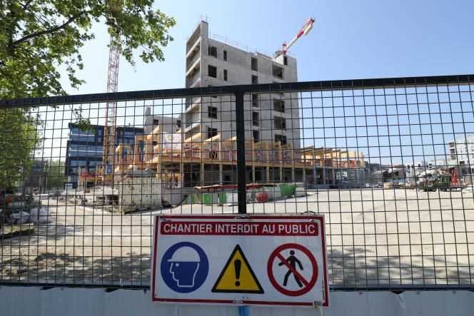A construction site stopped, in Gennevilliers (Hauts-de-Seine), in the suburbs of Paris, on April 20, 2020.