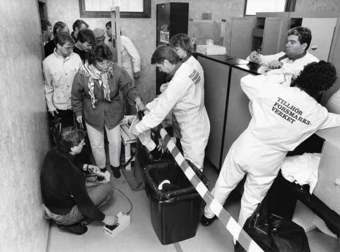 Measurement of the level of radioactivity in the clothes of employees of the Swedish power station on April 28, 1986.