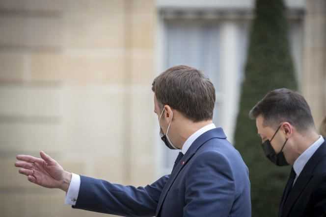 Emmanuel Macron receiving Ukrainian President Volodymyr Zelensky at the Eysée Palace in Paris on April 16.