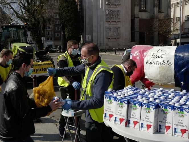 Farmers distribute potatoes and milk to students in Lille on March 24, 2021. The health crisis has sank many young people into precariousness.
