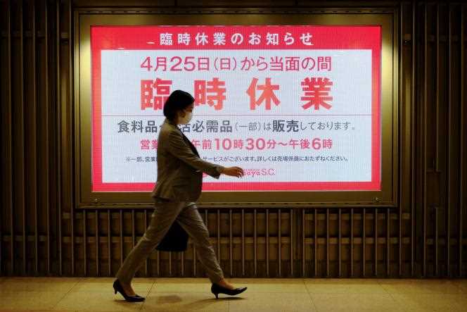Faced with a notice of temporary closure of a department store in Tokyo, April 26, 2021. Japan has imposed a new state of emergency in the capital as well as in the western departments of the country, Osaka, Kyoto and Hyogo, from April 25 to May 11.