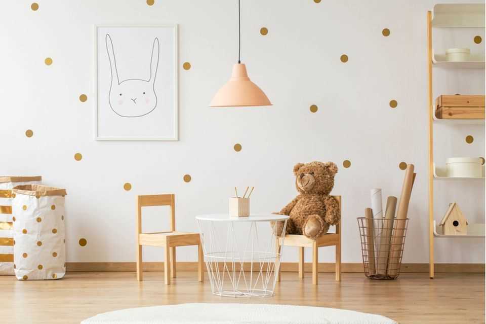 Designing a children's room: wall with a dot pattern