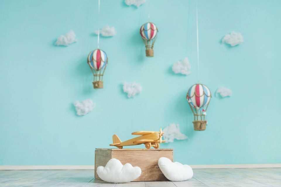 Design children's rooms: wooden planes and hot air balloons