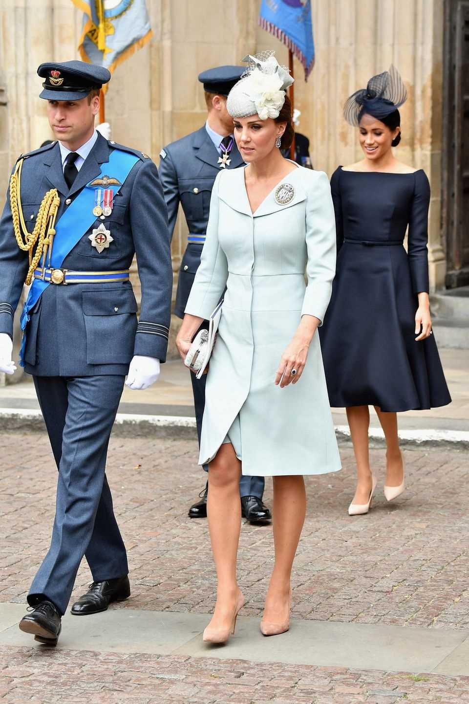 In einem ähnlichen Look sahen wir Kate wenige Monate später im Juli 2018. Auch sie kombiniert das edle Mantelkleid mit einem Fascinator. 