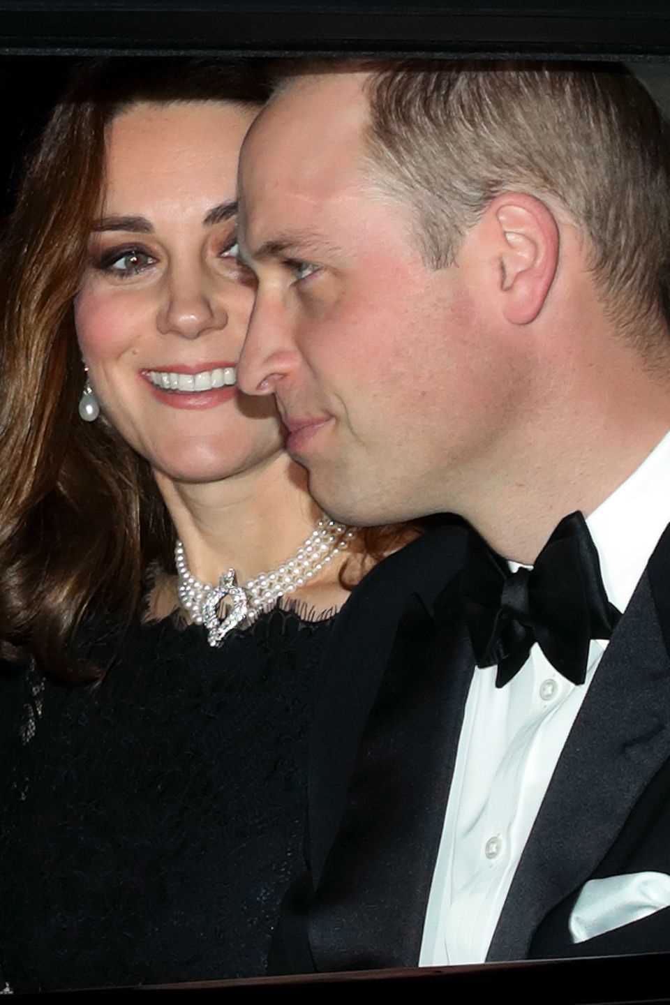 Anlässlich des 70. Hochzeitstages von der Queen und ihrem Mann Prinz Philip trägt Kate die "Four-Strand Pearl Choker"-Kette. 