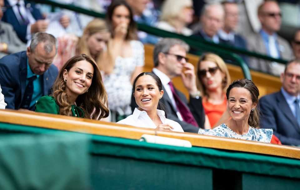 Die Herzoginnen nehmen in der Royal Box direkt am Centre Court Platz. Mit dabei ist auch Kates Schwester Pippa Middleton, die links neben Meghan sitzt. Die beiden Royal Ladys sind darauf bedacht, die Streit-Gerüchte der letzten Wochen ein für alle Mal aus der Welt zu schaffen. Es wird getuschelt, geklatscht und immer wieder lachen die beiden auch miteinander. Ein deutlich gelungenerer Auftritt als der beim Polo-Spiel.