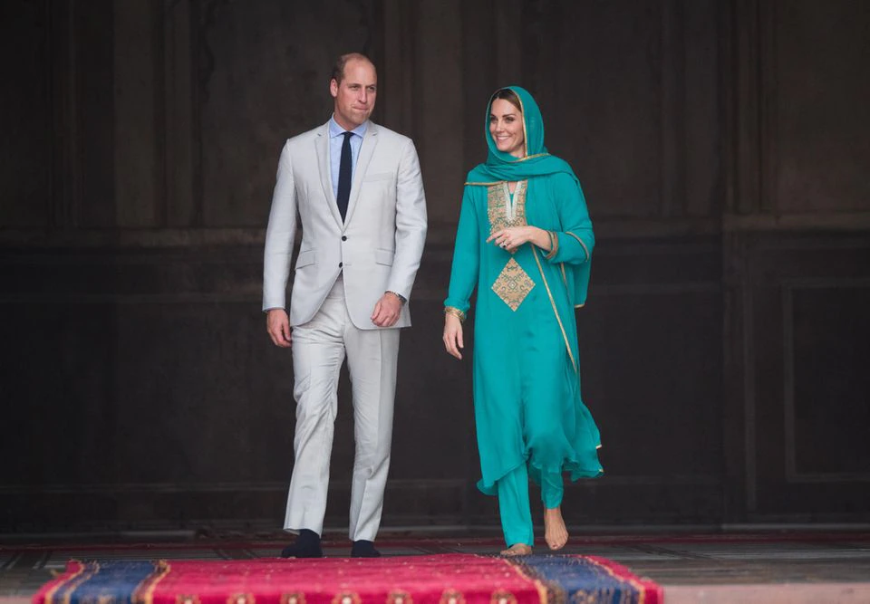 17. Oktober 2019  Während Harry und Meghan für Wirbel sorgen, glänzen Prinz William und Herzogin Catherine während einer offiziellen Reise nach Pakistan. Als die beiden die Badshahi-Moschee in Lahore verlassen, schwärmt Gastgeber Fakir Aijaz Uddin: "Wenn es ein Wort gibt, das Ihren Besuch beschreibt, dann ist es Freude. Sie haben Freude ausgestrahlt, wo immer Sie waren.“ William antwortete: "Wir sind sehr glückliche Menschen." Größer könnte der Unterschied zu den Sussexes wohl nicht sein ...    