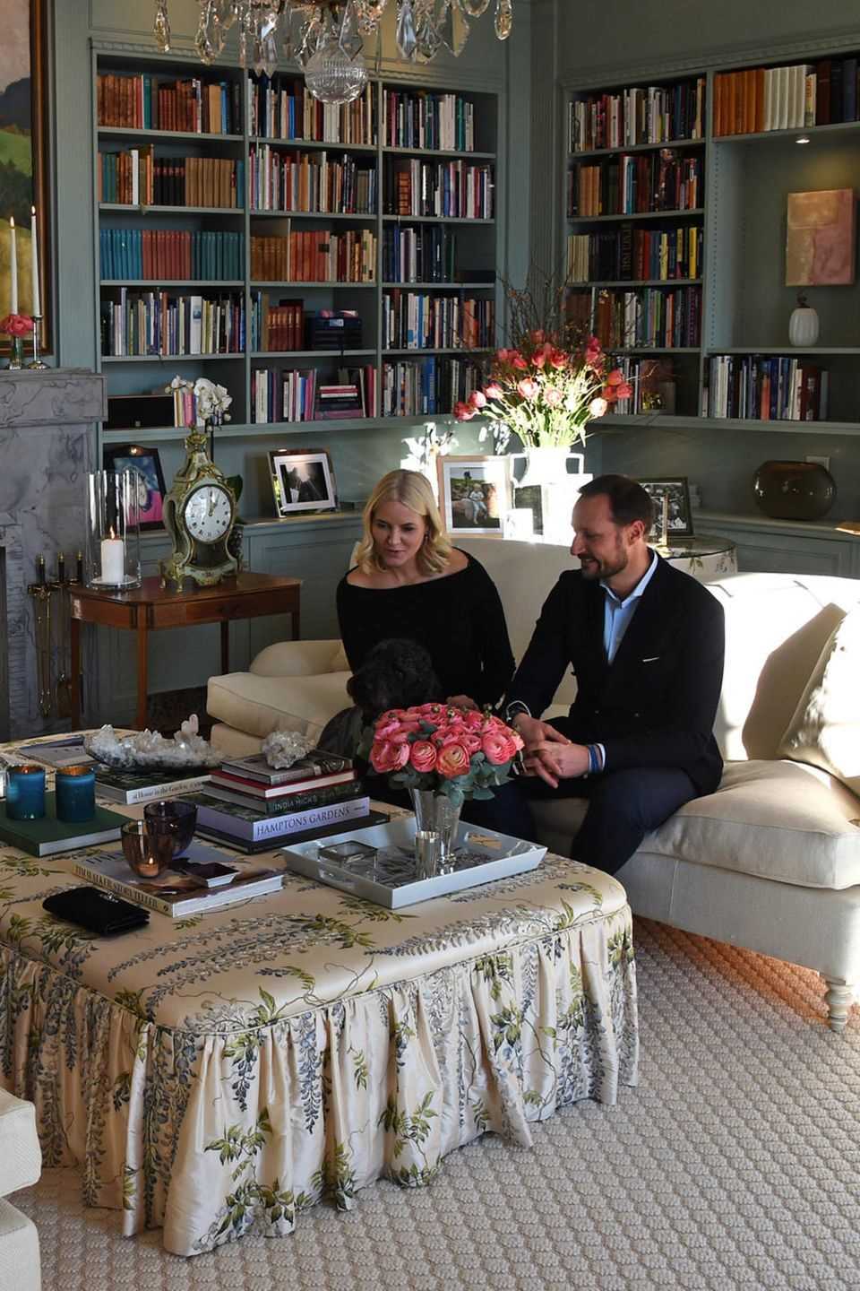 ... denn im Februar 2018 luden Prinz Haakon von Norwegen und Prinzessin Mette-Marit Herzogin Catherine und Prinz William in privater Runde zu sich nach Hause ein. Das Wohnzimmer der norwegischen Royals Begeistert durch liebevolle Details. Überall sind kleine Fotografien ausgestellt und auf dem schulterhohen Marmor-Kamin steht eine antike Uhr. Egal ob Bücherregal, Tischdecke oder Teppich, alles ist perfekt aufeinander abgestimmt. 