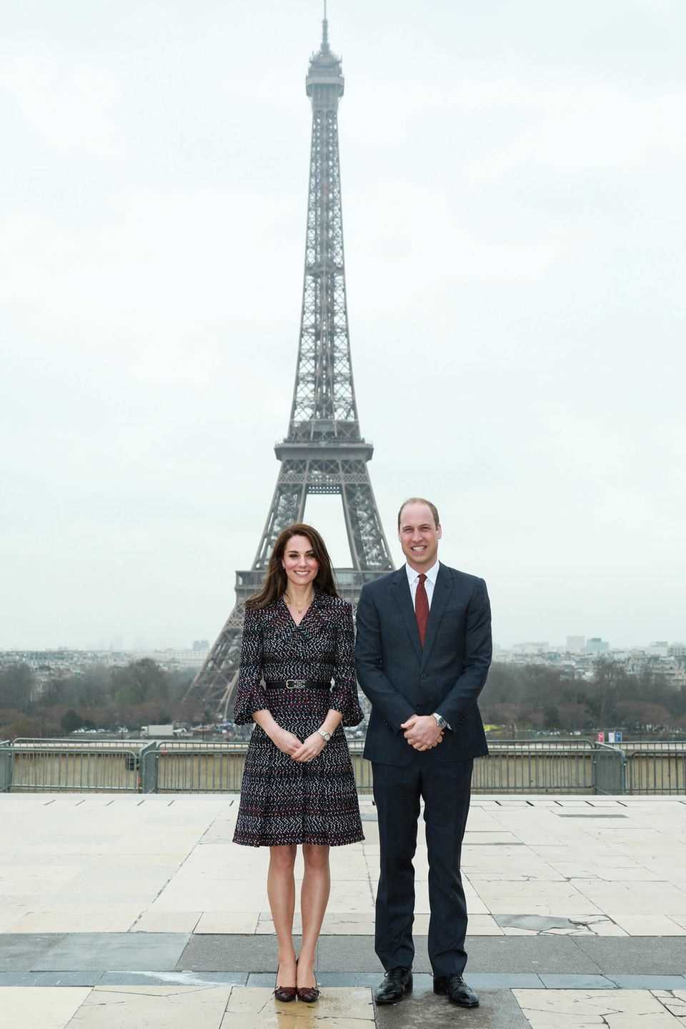 Bei blauem Himmel ist der Besuch des Eiffelturms in Paris zwar noch schöner, im bewölktem März 2017 haben Herzogin Kate und Prinz William vor diesem großartigen Monument trotzdem eine gute Figur gemacht.