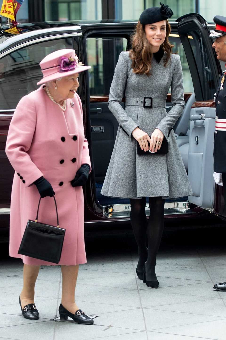 19. März 2019  Royale Frauen-Power: Queen Elizabeth und Herzogin Catherine besuchen das King's College in London. Die Medien sind begeistert von dem Duo, dem ein sehr gutes und respektvolles Verhältnis nachgesagt wird. PR, die der Palast gebrauchen kann:  Vier Tage zuvor hatte er verkündet, dass "die Königin der Schaffung eines neuen Haushalts für den Herzog und die Herzogin von Sussex (...) zugestimmt hat." Heißt: Harry und Meghan werden nicht länger, wie Kate und William, vom Kensington Palast vertreten und bekommen ein eigenes Büro im Buckingham Palast mit eigenen Mitarbeitern. Auch einen neuen Instagram-Account wird das Paar sein Eigen nennen dürfen.  Obwohl der Palast betont, dass dieser Schritt lange geplant gewesen sei, sehen Royal-Fans und Medien in ihm einen weiteren Beweis für das vermeintlich schlechte Verhältnis der Paare Sussex und Cambridge. 