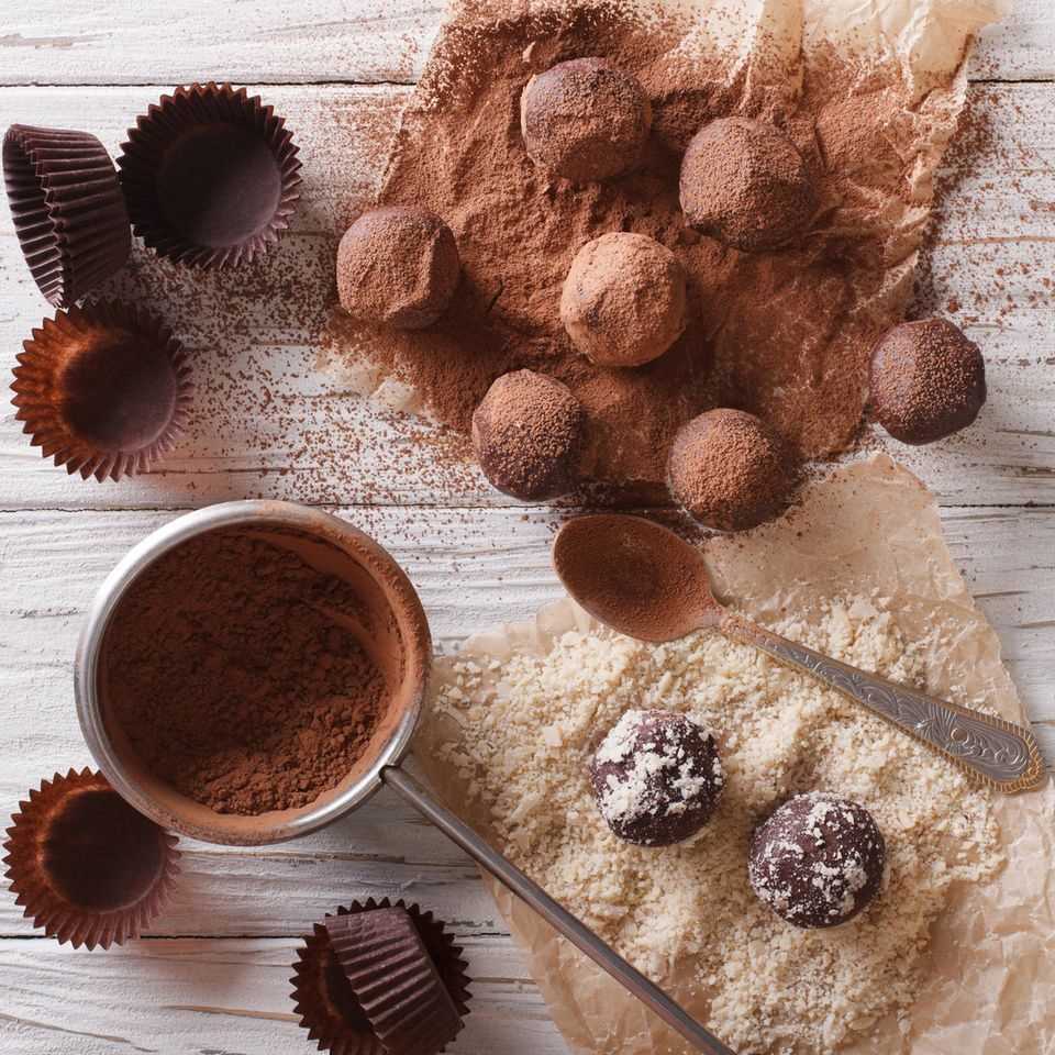 Make pralines yourself: truffles with cocoa powder on the worktop