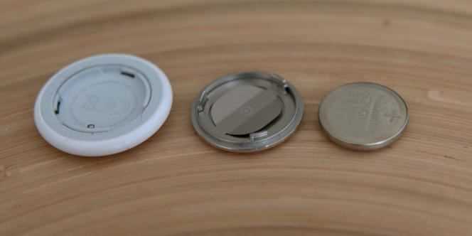 The AirTag's button cell battery must be replaced every year (around 3 euros) like that of its competitors Tile and Samsung.