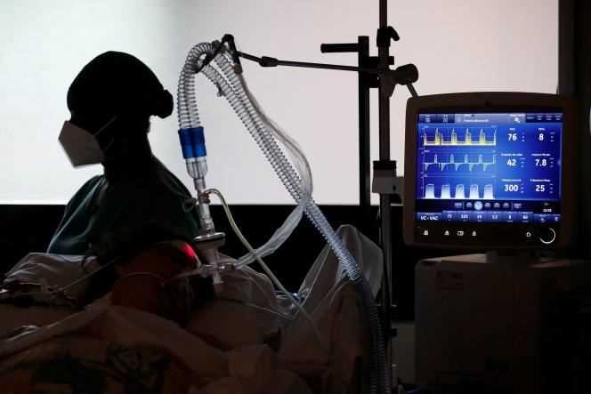 A COVID-19 patient connected to a ventilator tube in the Intensive Care Unit (ICU) at the Center Cardiologique du Nord private hospital in Saint-Denis, near Paris, amid the coronavirus disease pandemic in France, May 4, 2021. REUTERS / Benoit Tessier