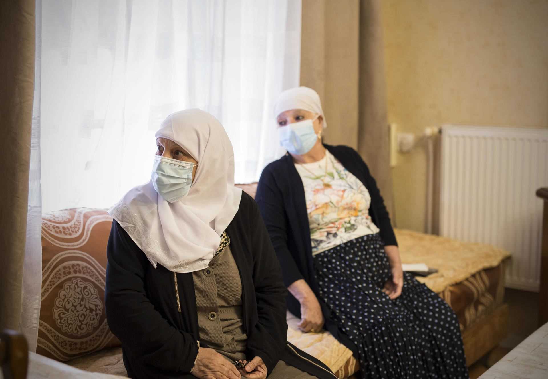 Katouja Attouche (right) receives Zohra Benoumeur at her home, in the Alma-Fontenoy home, in Roubaix, on May 6.