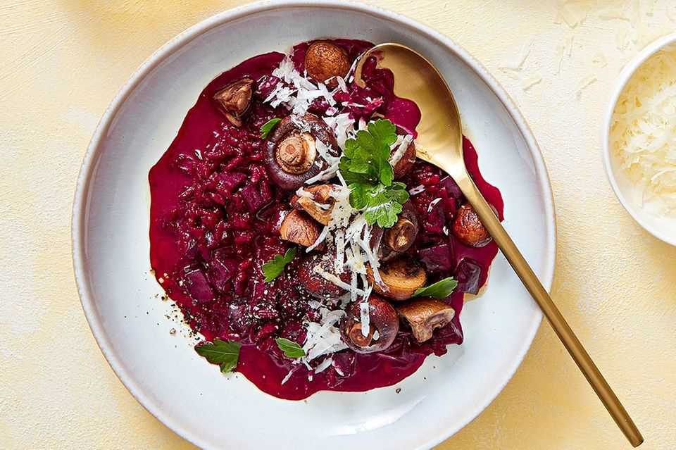 Beetroot risotto with mushrooms
