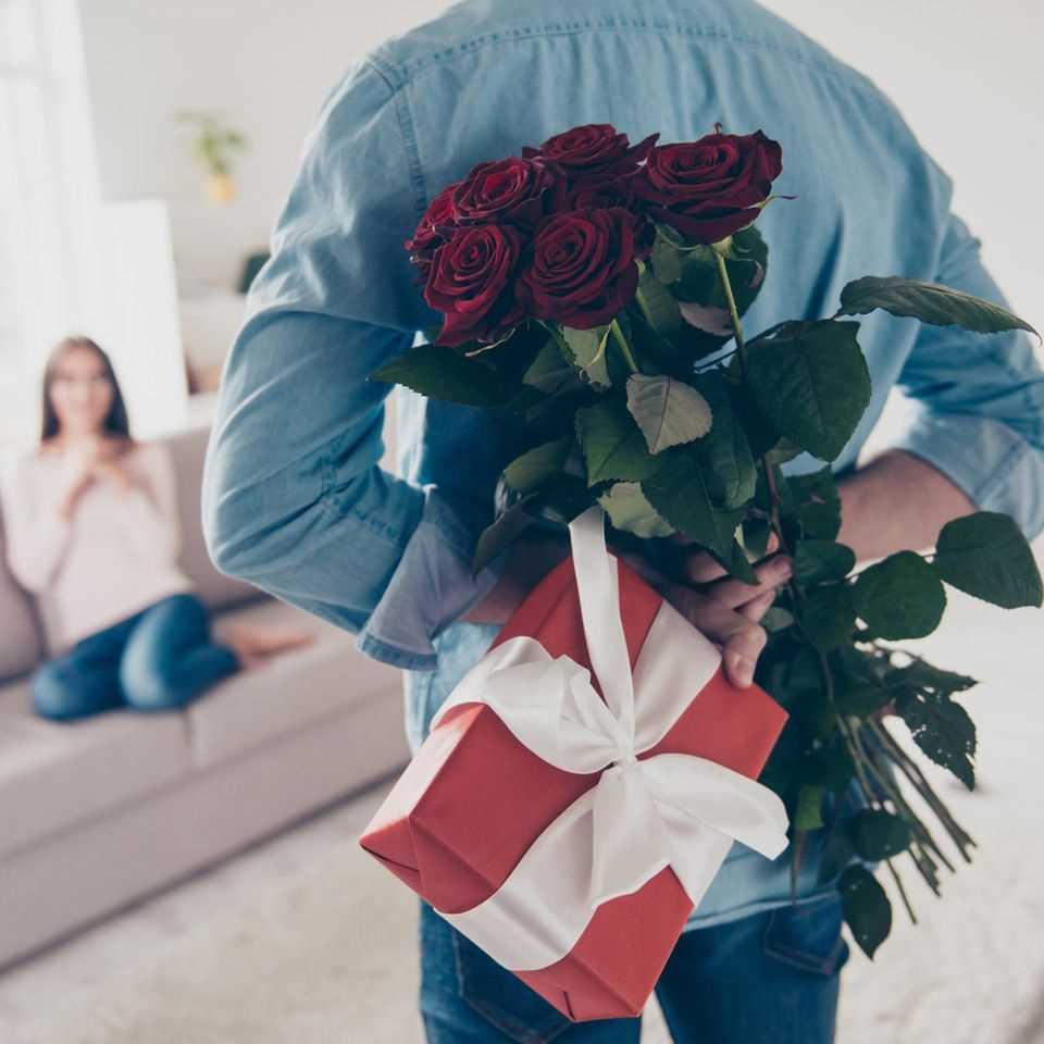 Romantic or scary: man surprises woman with flowers and gift