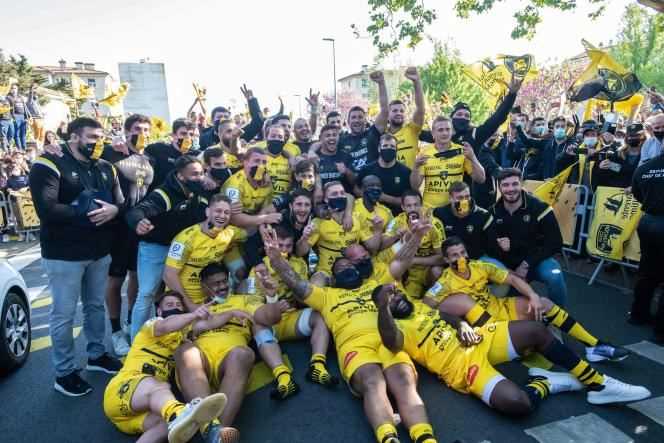 The players of La Rochelle celebrated with their supporters their qualification for the final of the European Cup, after their victory against Leinster at the Marcel-Deflandre stadium, in La Rochelle, on May 2.