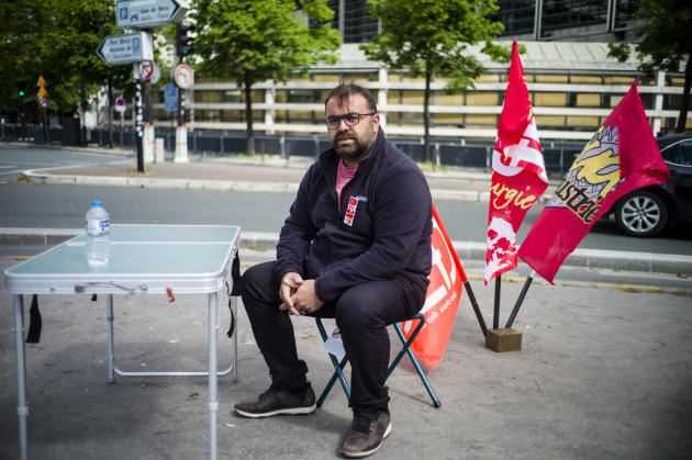 Nail Yacim, CGT delegate at MBF Aluminum, on the 4th day of his hunger strike, in front of the Ministry of the Economy in Paris, May 21, 2021.