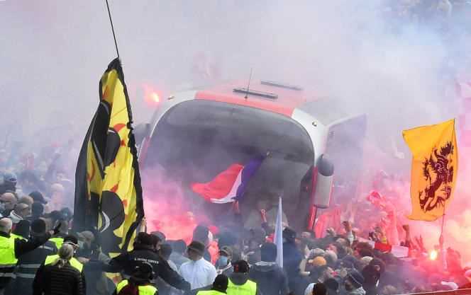 LOSC supporters welcome the bus that transports the team before a match in Villeneuve-d'Ascq against AS Saint-Etienne on May 16, 2021.