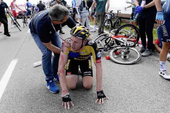 Jos Van Emden (Jumbo-Visma) is one of the four riders forced to retire after a massive crash during the 15th stage.  (Fabio Ferrari / “LaPresse” via AP)