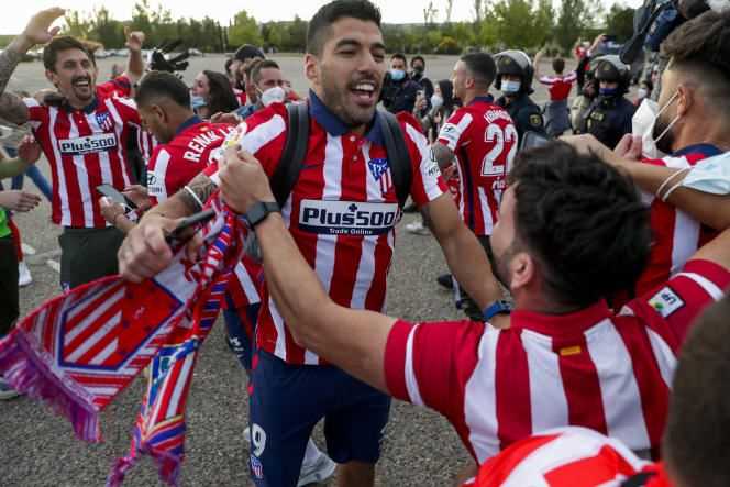 Atlético player Luis Suarez, a providential scorer on the last day of La Liga, celebrates the Spanish league title with Madrid supporters on Saturday 22 May in Valladolid.