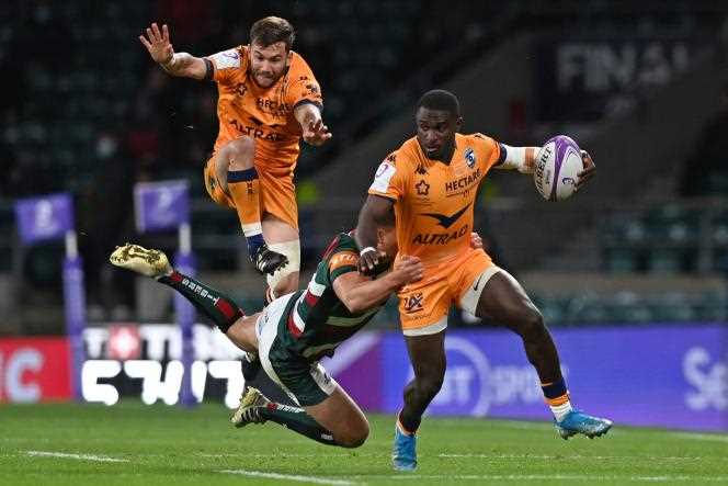 The Montpellierain Gabriel Ngandebe resists the tackle of Ben Youngs, under the eyes of the leaping Benoît Paillaugue, on May 21, 2021.