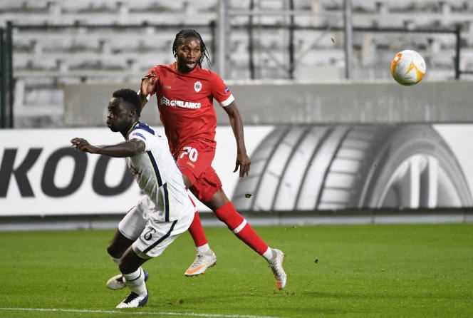 Dieumerci Mbokani (right) during a match against Tottenham, October 29, 2020.