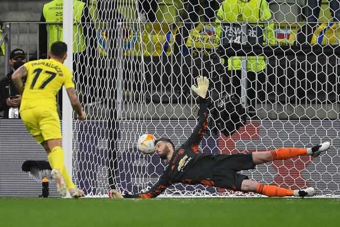 Villarreal's Spanish striker Paco Alcacer (left) scores ahead of Spanish Manchester United goalkeeper David de Gea in a penalty shoot-out in the Europa League final between Villarreal CF and Manchester United at Gdansk stadium. on May 26, 2021.