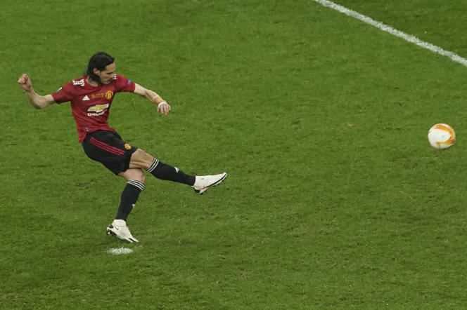 Manchester United's Edinson Cavani scores in a penalty shoot-out in Gdansk, Poland on May 26, 2021.