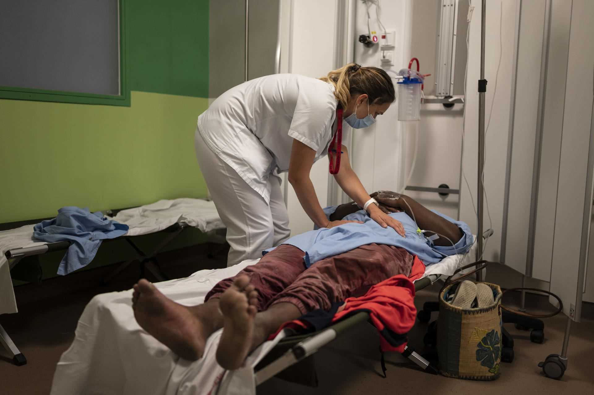 One of the emergency doctors examines one of the patients installed on the emergency stretchers, the same type as those in the army.  CHOR, Saint-Paul, Reunion Island, May 25, 2021.