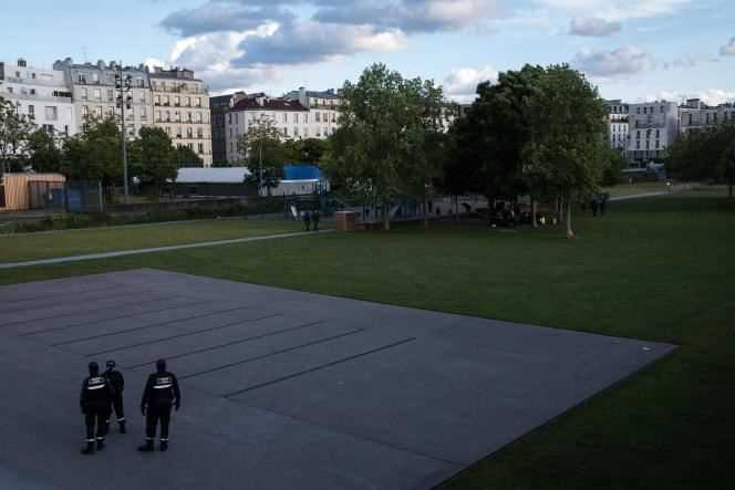 Municipal police officers are patrolling on May 19, 2021 in the Eole gardens in Paris, closed for several days to the public to serve as a reception area for people addicted to crack, and to keep them away from public spaces around Place Stalingrad.
