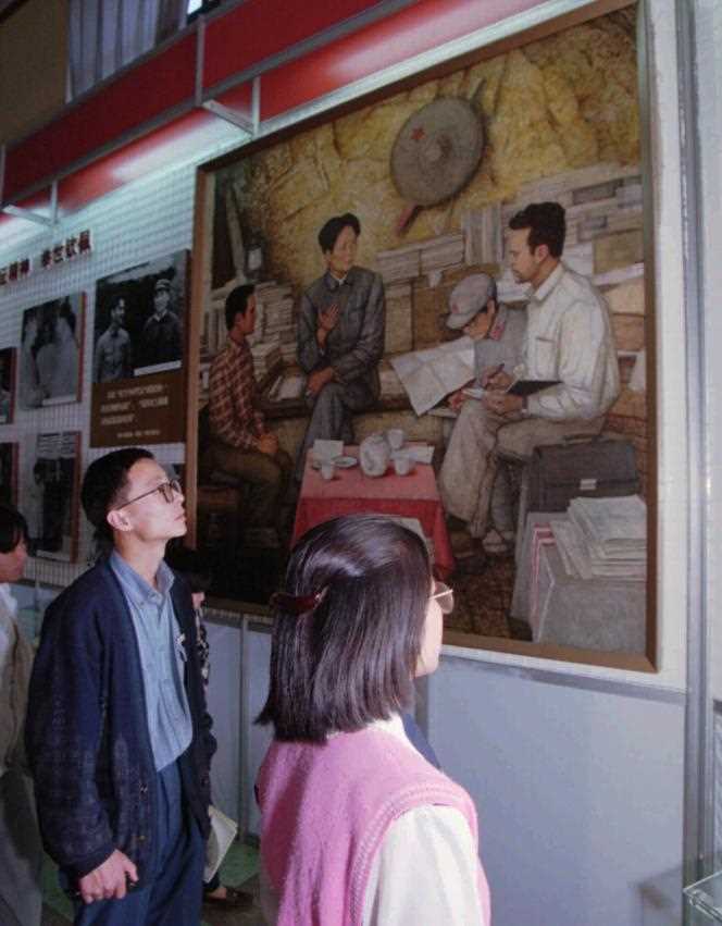 In Beijing, in 1996, in front of a painting representing the former Chinese president, Mao Zedong, interviewed by the American journalist Edgar Snow.