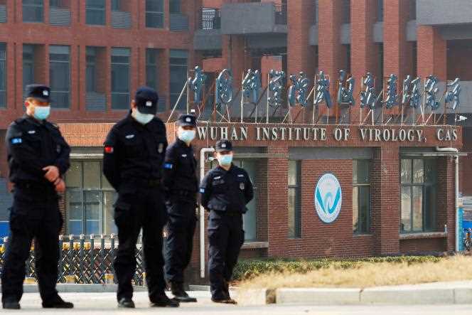 Chinese security teams near the Wuhan virology laboratory, during the visit of WHO investigators on February 3, 2021.