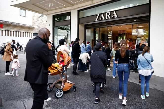 Customers enter a Zara store in Nantes (Loire-Atlantique) on May 19.