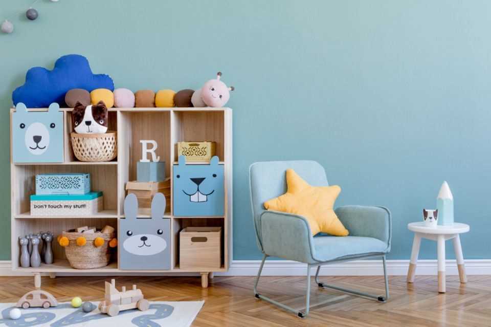 Designing children's rooms: open shelves with baskets