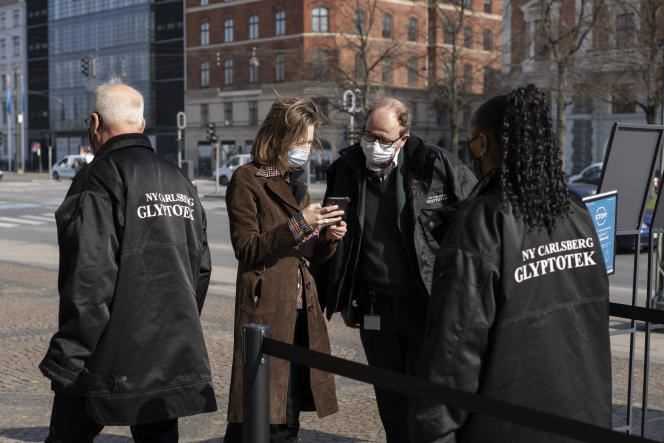 In Denmark, since April 21, a “Coronapass” has been set up.  In front of the entrance to the Glyptotek Museum in Copenhagen, employees check visitors on their phone app.