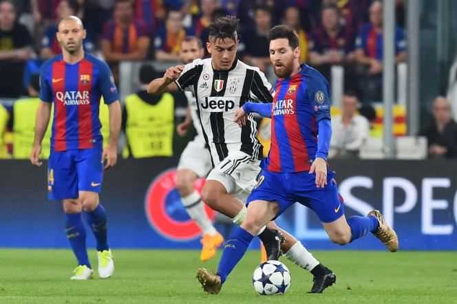 The Argentinian Paulo Dybala of Juventus Turin and the Argentinian player of FC Barcelona Lionel Messi, during a quarter-final of the Champions League, in April 2017 in Turin.
