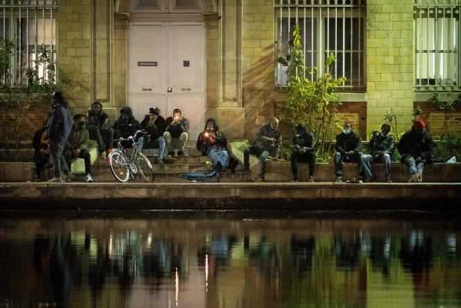 Crack smokers, Place Stalingrad, in Paris, in December 2020.