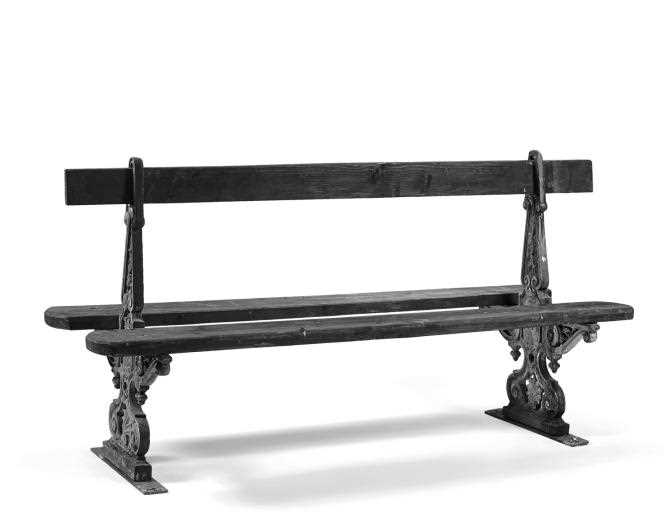 The bench imagined in the 19th century by the architect Gabriel Davioud.