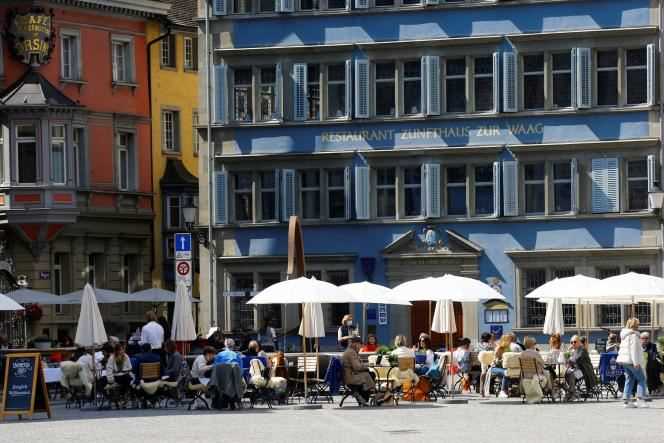 In Switzerland, bars and restaurants can receive people on the terrace since mid-April, as here in Zurich, on April 20.