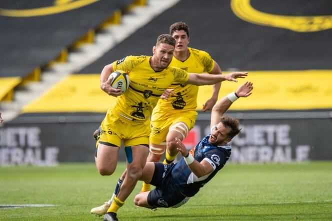 New Zealand center Tawera Kerr-Barlow defeated Agen player Paul Abadie's tackle on May 15 at Marcel-Deflandre stadium in Top 14.