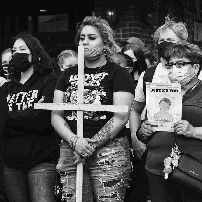 In Minneapolis, April 18, a demonstration following the death of Daunte Wright, a young black man killed by a policewoman during a control.  The poster is in memory of Adam Toledo, a 13-year-old Latino teenager who was shot dead by a police officer in late March in Chicago.