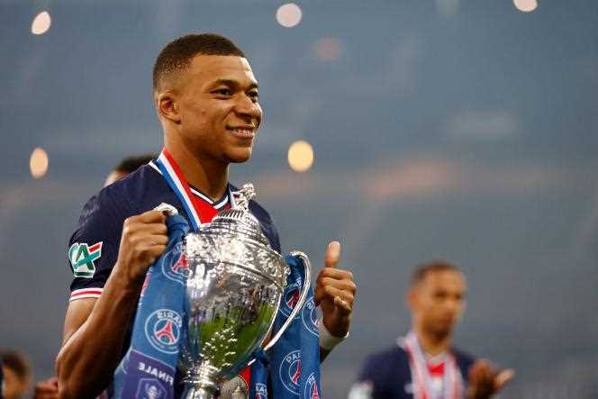 Kylian Mbappé wears the Coupe de France trophy after PSG's victory against Monaco on 19 mail 2021 at the Stade de France.