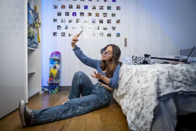 Pauline, aka @paulluuux, has over 372,000 subscribers on TikTok.  In her room, in Indre-et-Loire, on Tuesday, May 25, 2021, she shoots a video for the platform.
