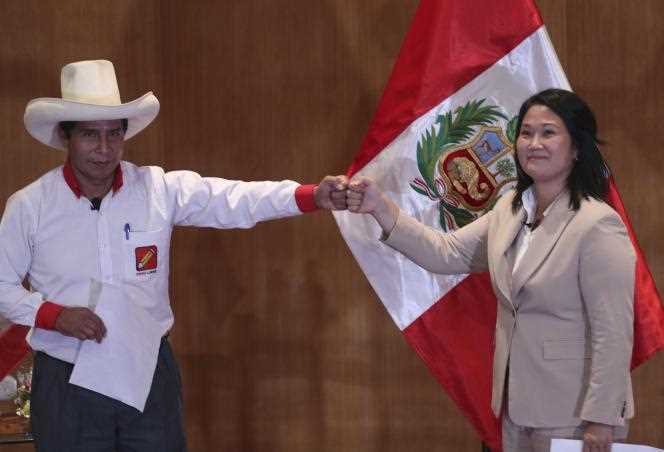 Pedro Castillo and Keiko Fujimori, during the signing of a “commitment for democracy”, at the Peruvian medical school, in Lima, on May 17, 2021.